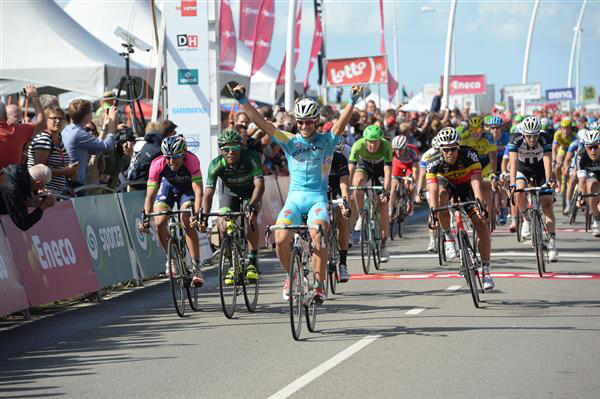 Andrea Guardini wins stage 1